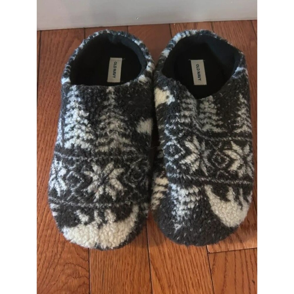 Old Navy Men’s Fuzzy Slippers 10-11